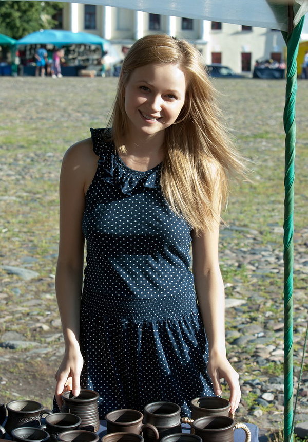 Микаэла, 21